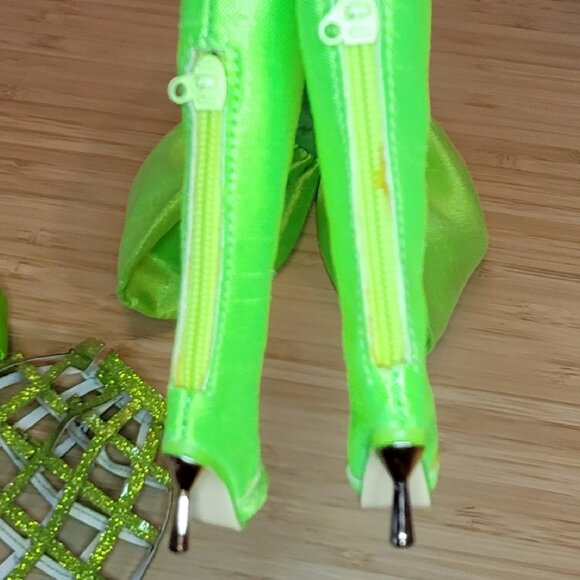 Integrity Toys Meteor Holding Court Amirah Outfit - Picture 4 of 4